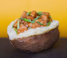 Запечённый картофель с курицей в соусе терияки