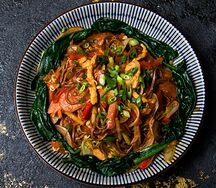 Гречневая лапша с уткой и курицей Чоу мейн