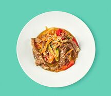 Салат с говядиной, овощами и кунжутом