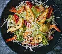 Салат Цезарь с креветками
