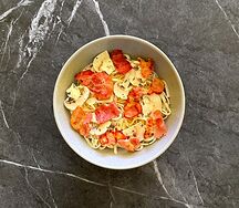 Wok с беконом в сливочно-чесночном соусе