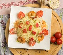 Салат Цезарь с креветками