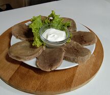 Язык отварной с хреном