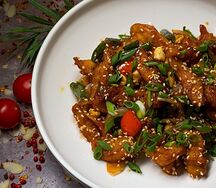 Цыпленок в устричном соусе с арахисом