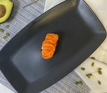 Гункан с лососем