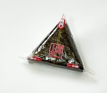 Онигири с чукой и ореховым соусом
