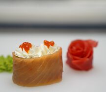 Гункан с лососем