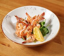 Креветки жареные с чесноком и зеленью