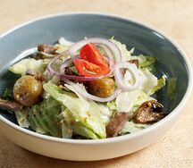 Салат с языком, мини-картофелем, маринованным луком и горчицей