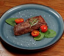 Стейк мясника с красным винным соусом