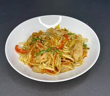 Удон с курицей в остро-сладком соусе