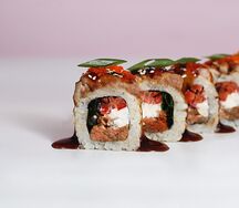 Запеченный с тунцом и лососем терияки