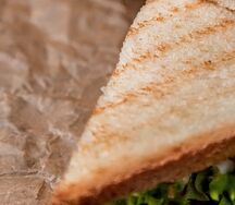Сэндвич с курицей и беконом