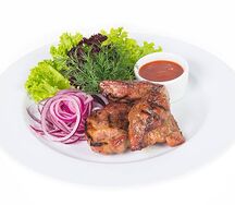 Маринованная свиная шейка с соусом сальса
