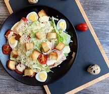 Салат Цезарь с индейкой