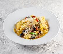 Паппарделле с тунцом, каперсами и оливками