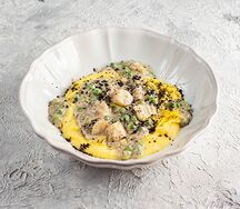 Морские гребешки с картофельным пюре и зеленым горошком