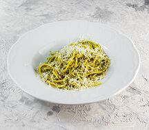 Спагетти с соусом песто и орехами