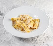 Ригатони качо э пепе с трюфельным маслом