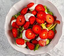 Зеленый салат с клубникой и козьим сыром