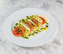 Капрезе с томатами и соусом песто