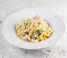 Фузилли с лососем и брокколи