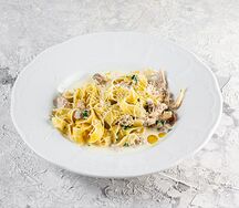 Феттуччине с цыпленком и вешенками в сливочном соусе