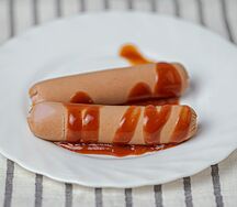 Сосиски отварные с кетчупом