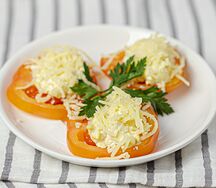 Помидоры с яйцом и сыром