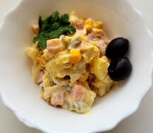 Из ветчины с овощами, кукурузой и маслинами