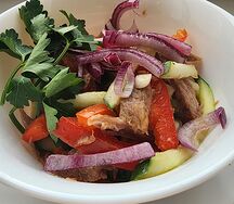 С говядиной, огурцом и сладким перцем