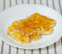 Филе куриное, запеченное с крабовыми палочками под сыром