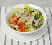 Из свежих овощей с перцем и красным луком