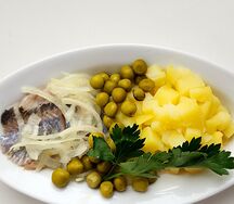 С селедкой, картофелем и зеленым горошком