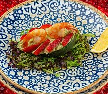 Салат Авокадо с семгой и креветками