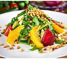 Салат с обжаренной куриной печенью