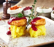 Котлеты куриные с брусничным соусом