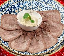 Отварной телячий язык