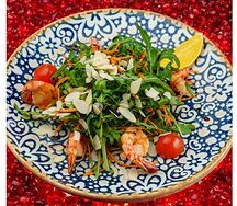 Руккола с тигровыми креветками