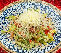 Легкий салат с/с семгой, сыром Пармезан и свежими овощами