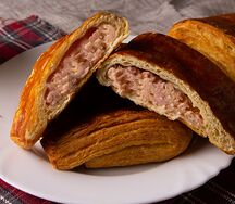 Слойка с сыром и ветчиной