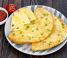 Чебурек с сыром и соусом аррива