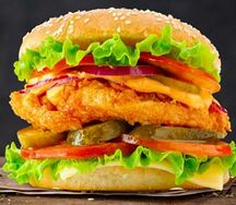 Бургер с цыпленком и сырным соусом