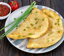 Чебурек с мясом и соусом аррива