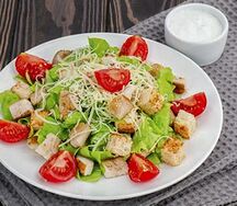 Салат Цезарь с цыпленком