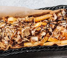 Картофель фри с тунцом, нори и соусом спайси