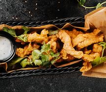 Хрустящее куриное филе с соусом блю чиз