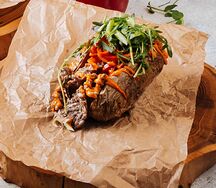 Запечённый картофель с говядиной и печёным перцем