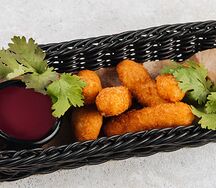 Сырные палочки с вишнёвым соусом