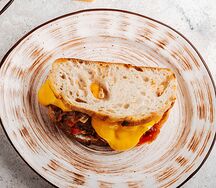 Сэндвич с ростбифом и шампиньонами